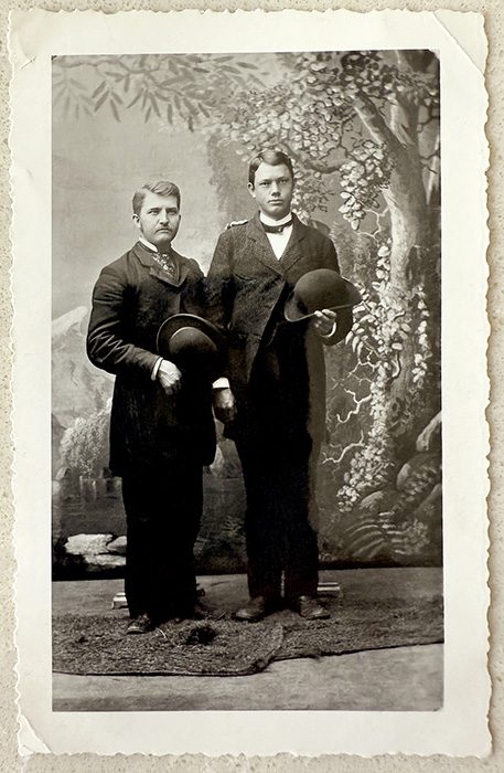 Hand on Shoulder A studio photograph<br />
of two well-dressed gentlemen<br />
holding bowler hats,<br />
called derby hats in the USA.<br />
Probably late 1800s.<br />
One man has his hand<br />
on the other man’s shoulder.